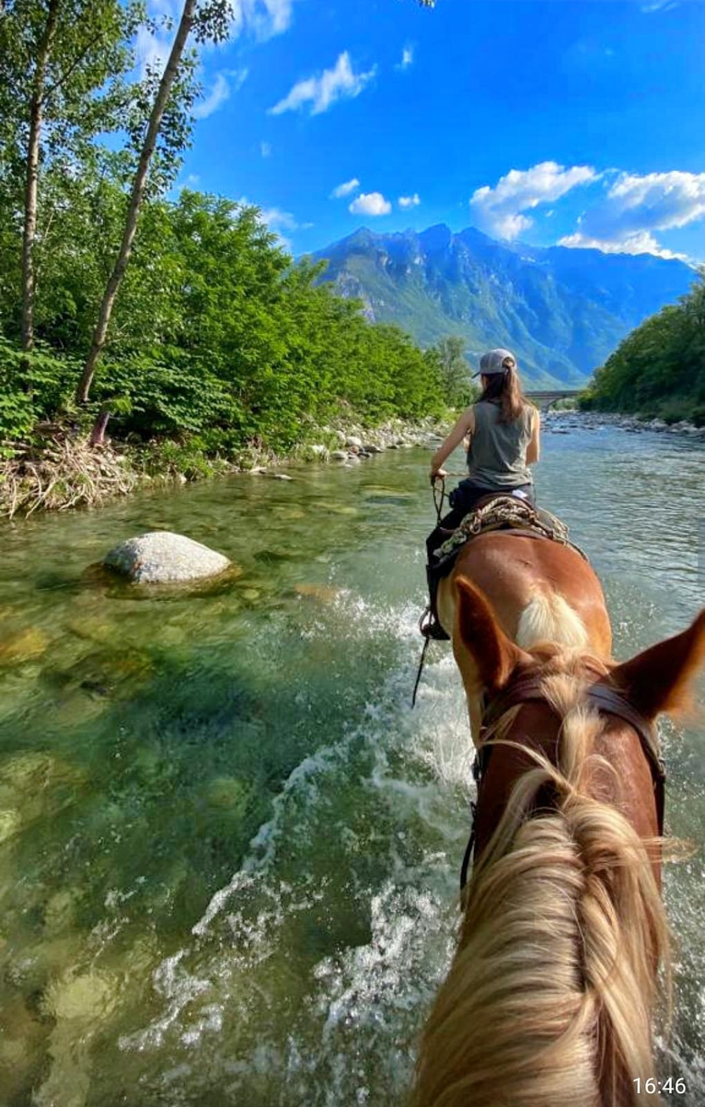 Passeggiata in riva al fiume